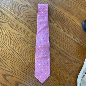 Vineyard Vines tie. Pink with lemons & limes